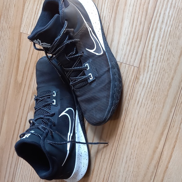 Kyrie 4s Black and White - Picture 2 of 2